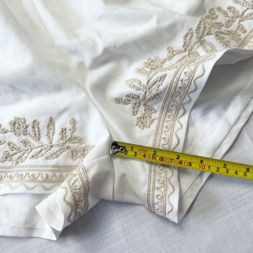 White High-Waist Embroidered Women’s Shorts with Beige Trim - Picture 7 of 9